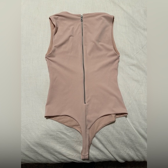 Alice + Olivia Marley Sleeveless Thing V-neck Blush Nude Bodysuit Women’s Sz XS - Picture 3 of 5